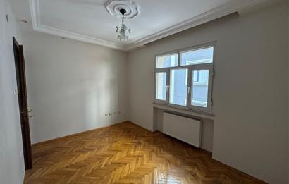 Zuhuratbaba'da Hastane Cepheli 3+1 Kapalı Otoparklı Satılık