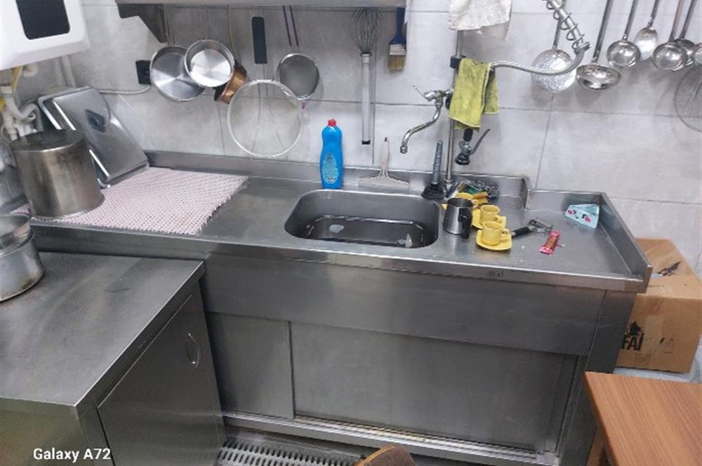 Karşıyaka Girne Caddesi Paralelinde Devren Kiralık Dükkan