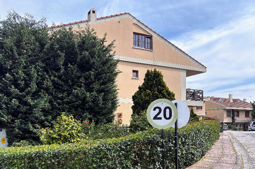 Kurtköy Seçkinev Konakları'nda Satılık 5+1 Lüks Villa