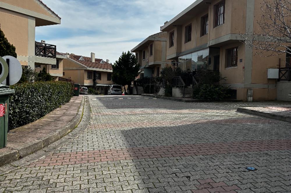 Kurtköy Seçkinev Konakları'nda Satılık 5+1 Lüks Villa