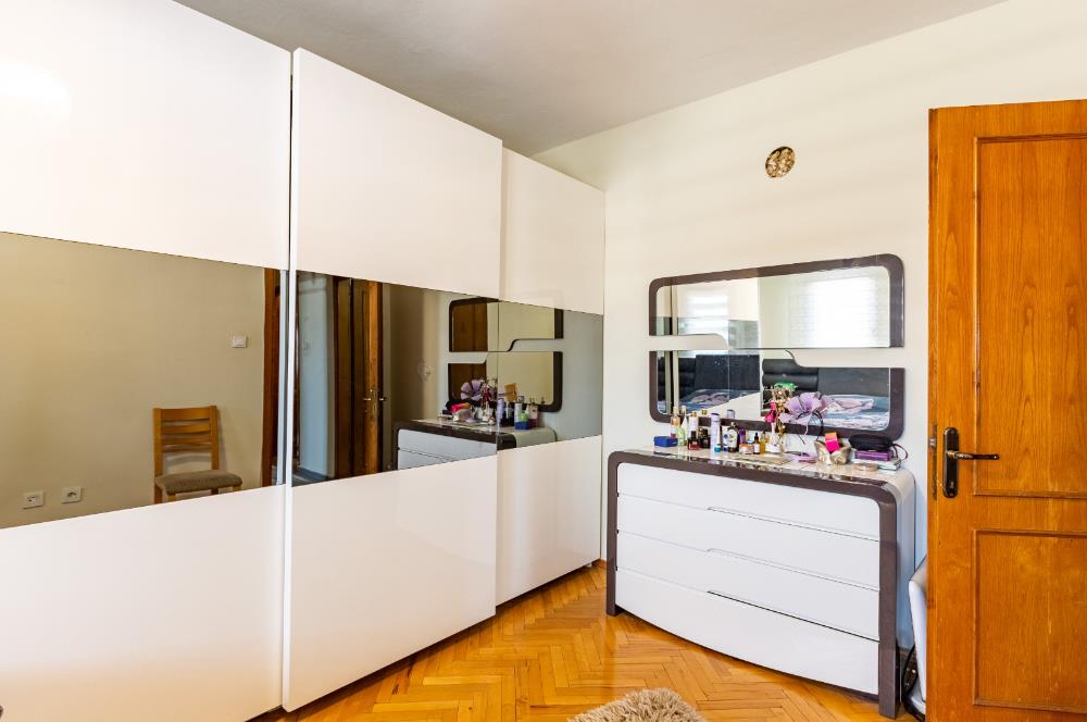 Tarabya Profesörler Sitesi’nde Eşyalı, Boğaz Manzaralı & Metroya 13 Dakika Yürüme Mesafesinde 3+1