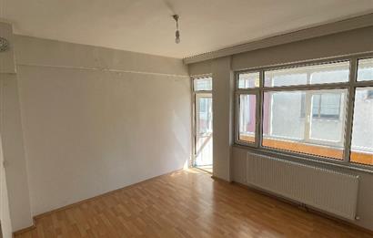 CENTURY21'DEN KARŞIYAKADA KİRALIK 2+1 DAİRE..