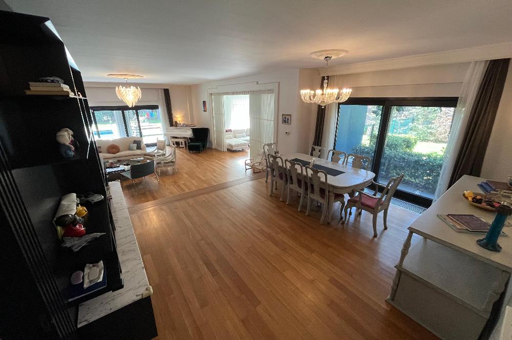 Zekeriyaköy Yaprak Mahallesi'nde Köşe Konumlu Satılık Konak 