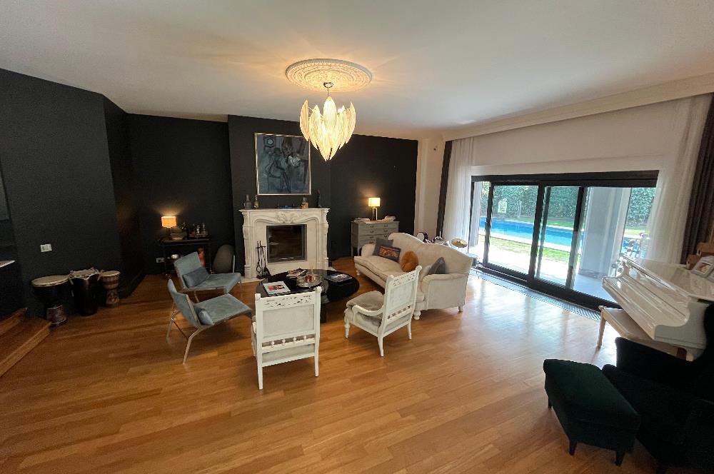 Zekeriyaköy Yaprak Mahallesi'nde Köşe Konumlu Satılık Konak 