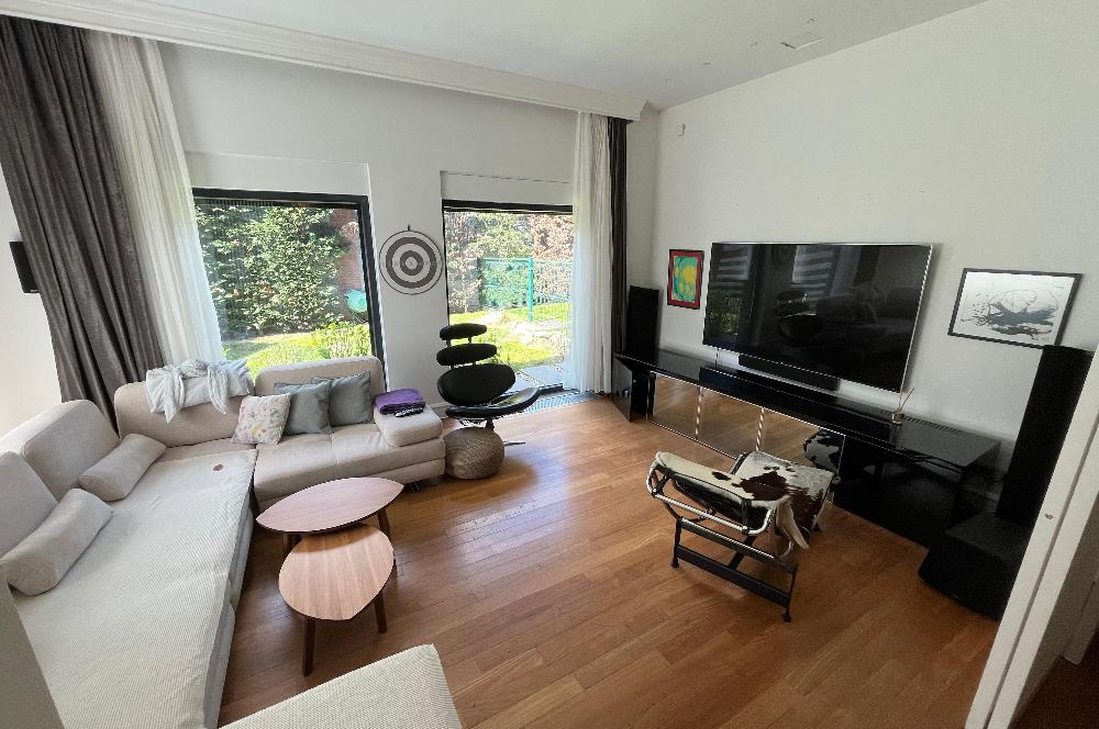 Zekeriyaköy Yaprak Mahallesi'nde Köşe Konumlu Satılık Konak 