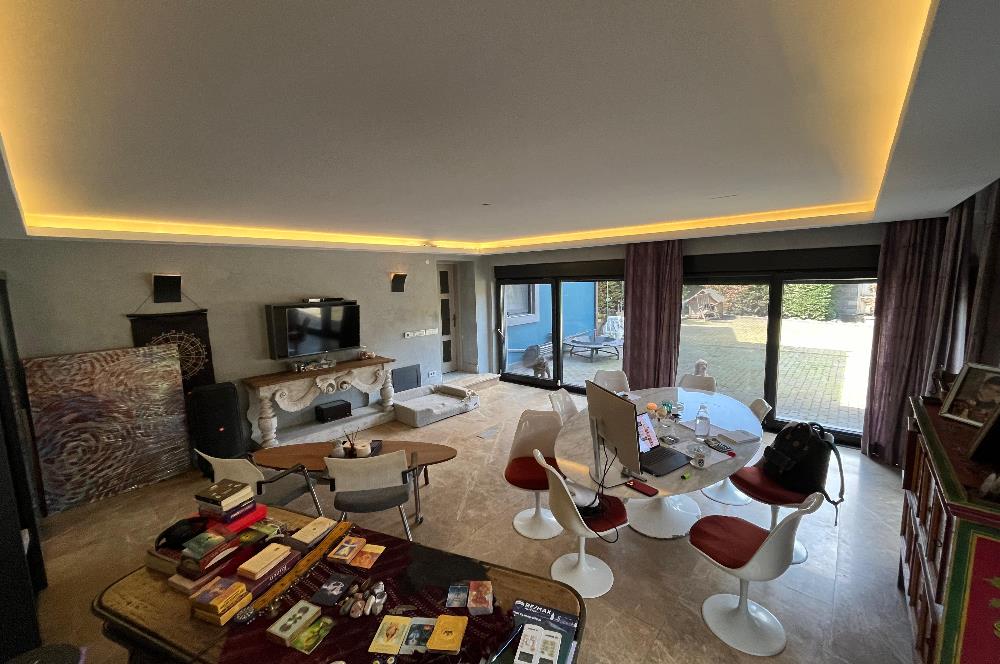 Zekeriyaköy Yaprak Mahallesi'nde Köşe Konumlu Satılık Konak 