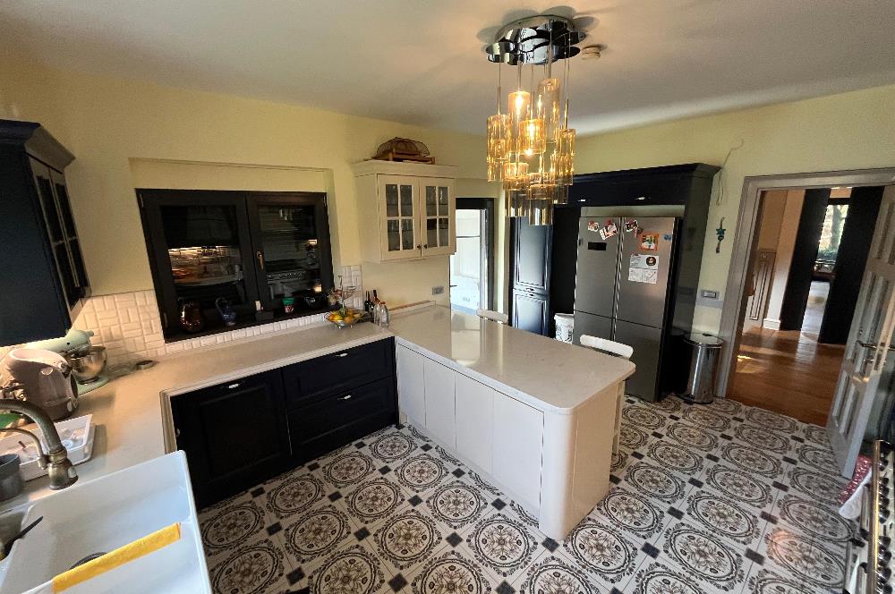 Zekeriyaköy Yaprak Mahallesi'nde Köşe Konumlu Satılık Konak 