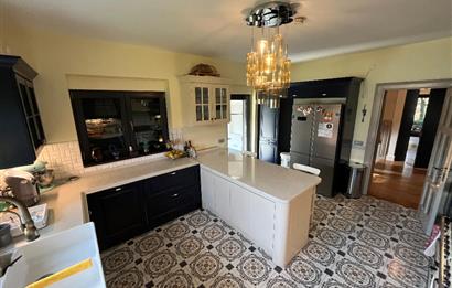 Zekeriyaköy Yaprak Mahallesi'nde Köşe Konumlu Satılık Konak 