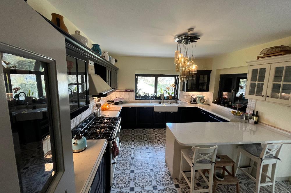 Zekeriyaköy Yaprak Mahallesi'nde Köşe Konumlu Satılık Konak 