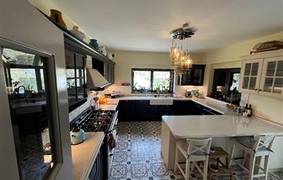 Zekeriyaköy Yaprak Mahallesi'nde Köşe Konumlu Satılık Konak 