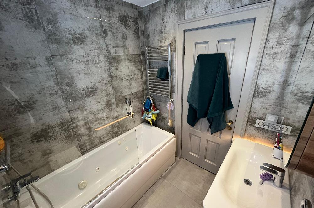 Zekeriyaköy Yaprak Mahallesi'nde Köşe Konumlu Satılık Konak 