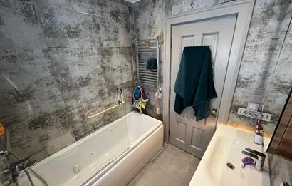 Zekeriyaköy Yaprak Mahallesi'nde Köşe Konumlu Satılık Konak 