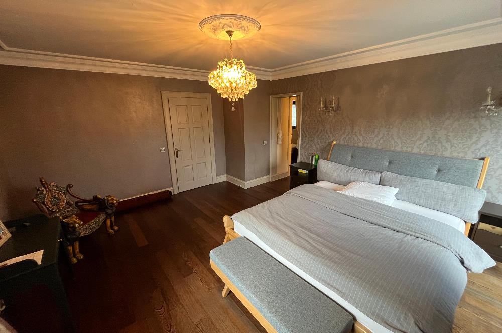 Zekeriyaköy Yaprak Mahallesi'nde Köşe Konumlu Satılık Konak 