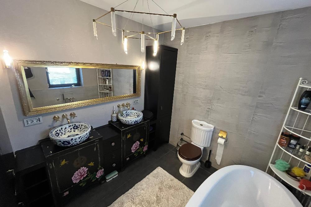 Zekeriyaköy Yaprak Mahallesi'nde Köşe Konumlu Satılık Konak 