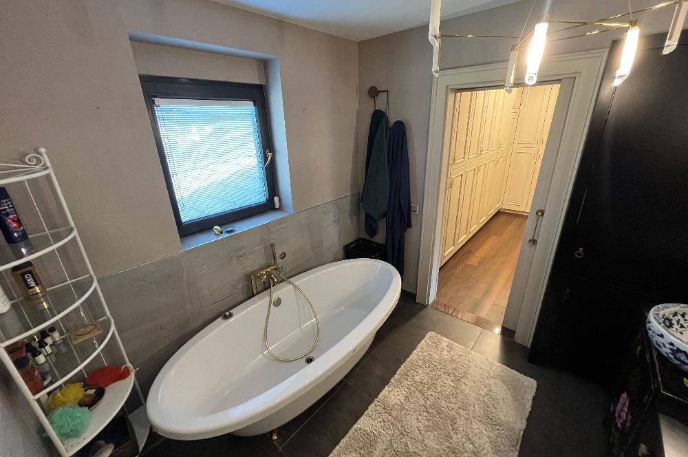 Zekeriyaköy Yaprak Mahallesi'nde Köşe Konumlu Satılık Konak 