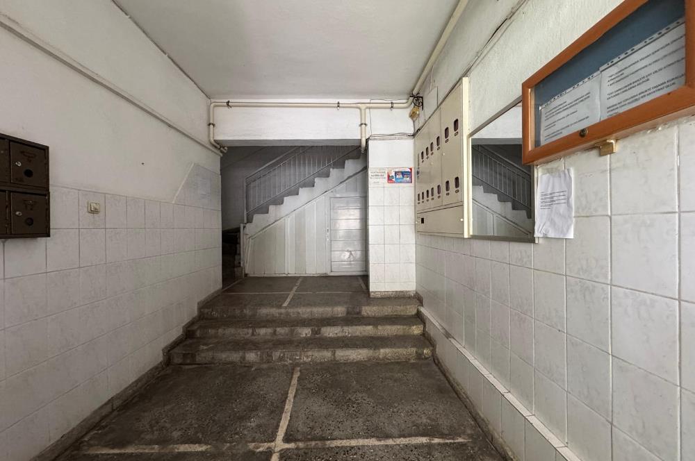 Karşıyaka Bahçelievler'de Cadde Üzeri 3+1 Kiralık  Daire 