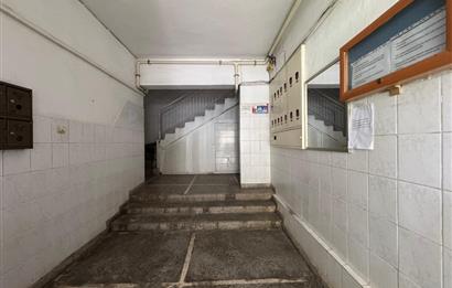 Karşıyaka Bahçelievler'de Cadde Üzeri 3+1 Kiralık  Daire 