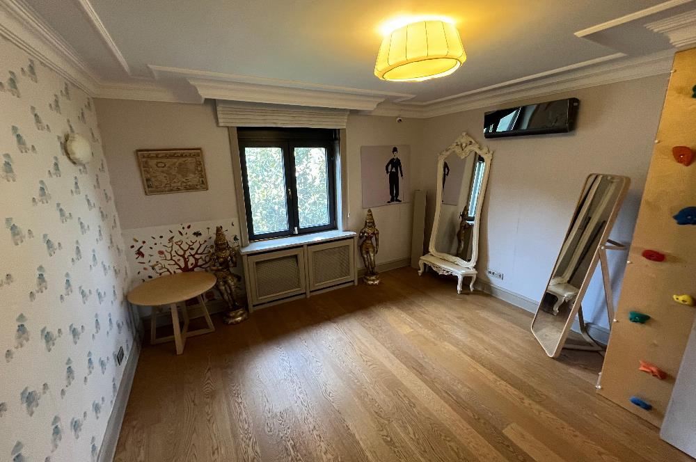 Zekeriyaköy Yaprak Mahallesi'nde Köşe Konumlu Satılık Konak 