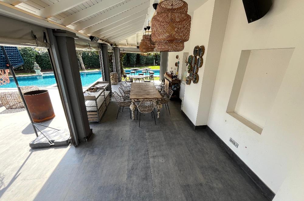 Zekeriyaköy Yaprak Mahallesi'nde Köşe Konumlu Satılık Konak 