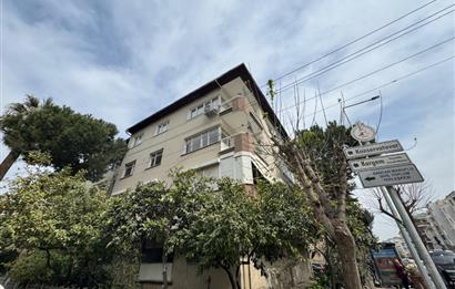 Karşıyaka Bahçelievler'de Cadde Üzeri 3+1 Kiralık  Daire 