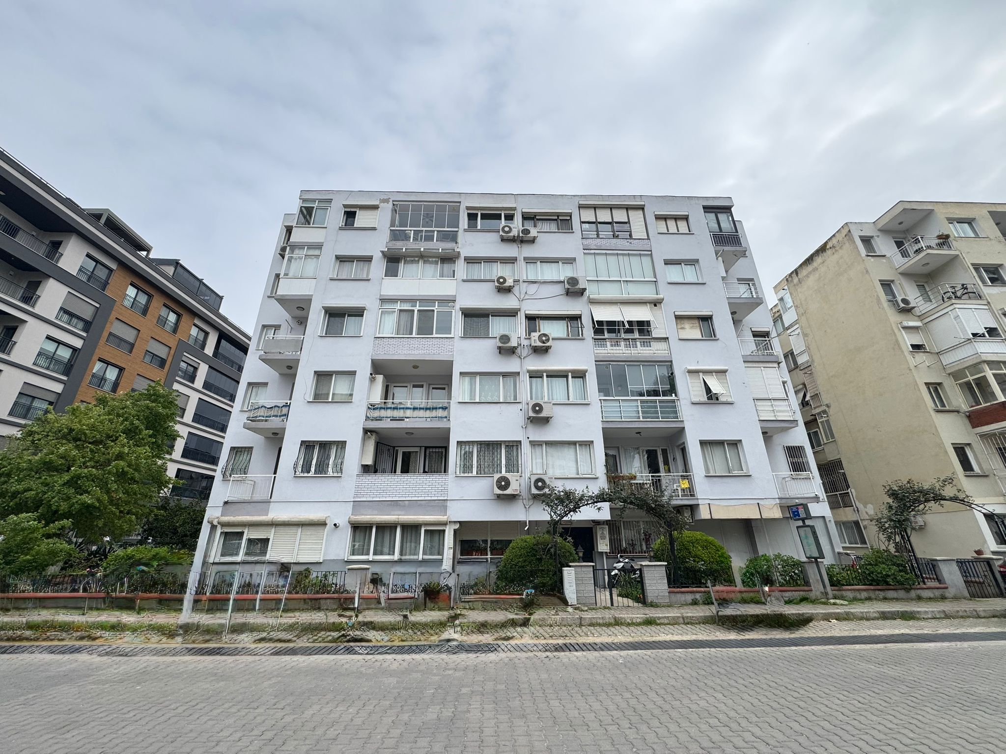 Bostalı'da Uğur Mumcu Parkı'nın yanında 3+1 Kiralık Daire