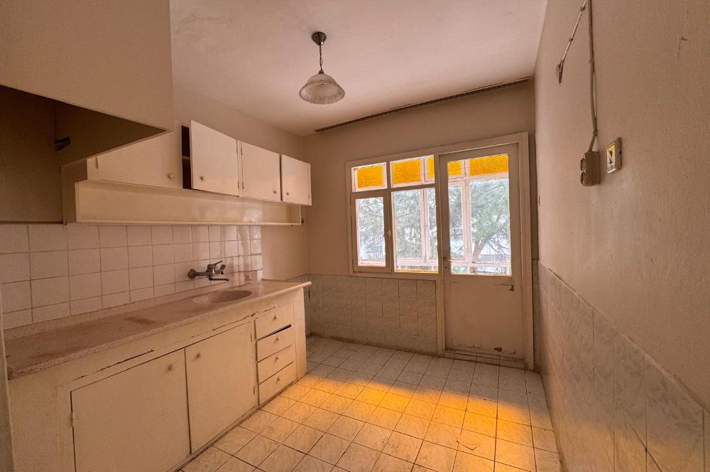 Karşıyaka Bahçelievler'de Cadde Üzeri 3+1 Kiralık  Daire 