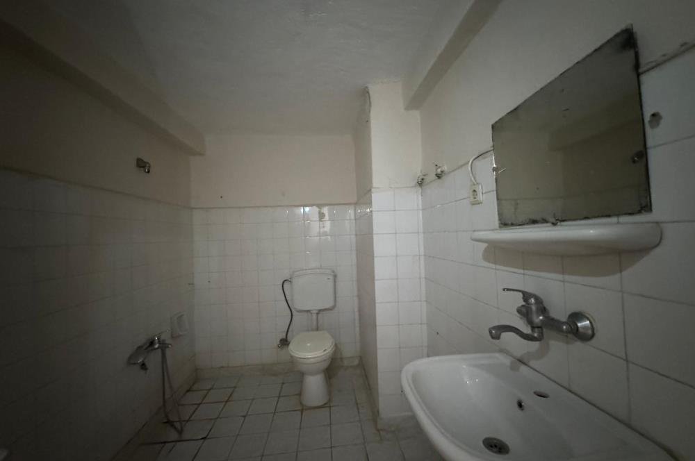 Karşıyaka Bahçelievler'de Cadde Üzeri 3+1 Kiralık  Daire 