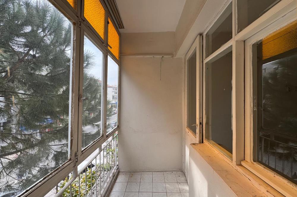 Karşıyaka Bahçelievler'de Cadde Üzeri 3+1 Kiralık  Daire 