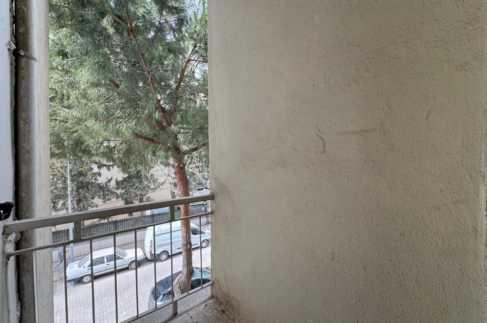 Karşıyaka Bahçelievler'de Cadde Üzeri 3+1 Kiralık  Daire 