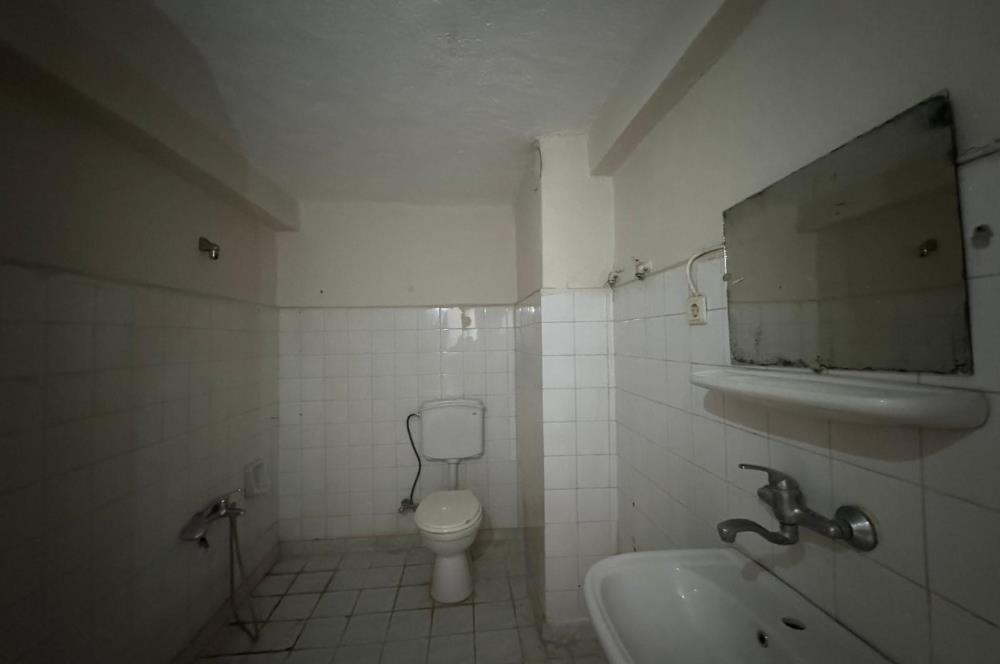 Karşıyaka Bahçelievler'de Cadde Üzeri 3+1 Kiralık  Daire 