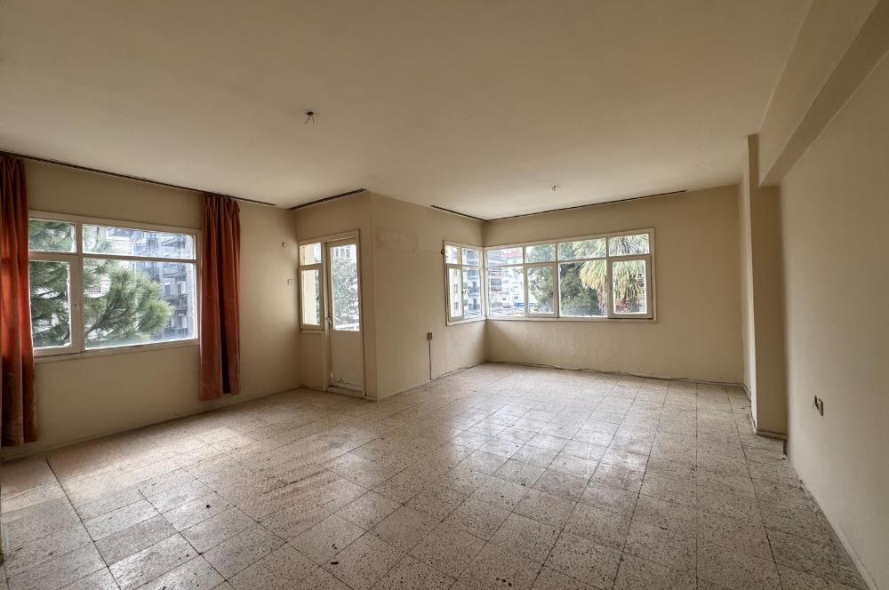 Karşıyaka Bahçelievler'de Cadde Üzeri 3+1 Kiralık  Daire 