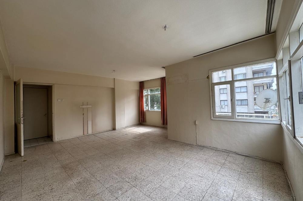 Karşıyaka Bahçelievler'de Cadde Üzeri 3+1 Kiralık  Daire 