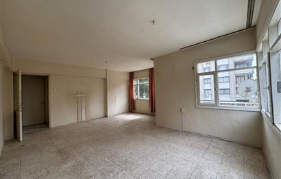 Karşıyaka Bahçelievler'de Cadde Üzeri 3+1 Kiralık  Daire 