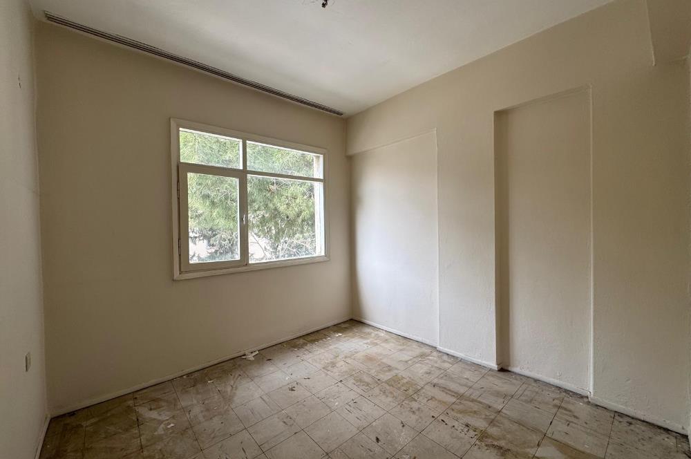 Karşıyaka Bahçelievler'de Cadde Üzeri 3+1 Kiralık  Daire 