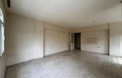 Karşıyaka Bahçelievler'de Cadde Üzeri 3+1 Kiralık  Daire 