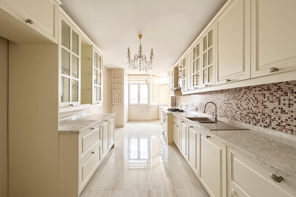 KOZYATAĞI IŞIKLAR1 SİTESİNDE 12. KAT, ADALAR MANZARALI BOŞ 3+1 DAİRE