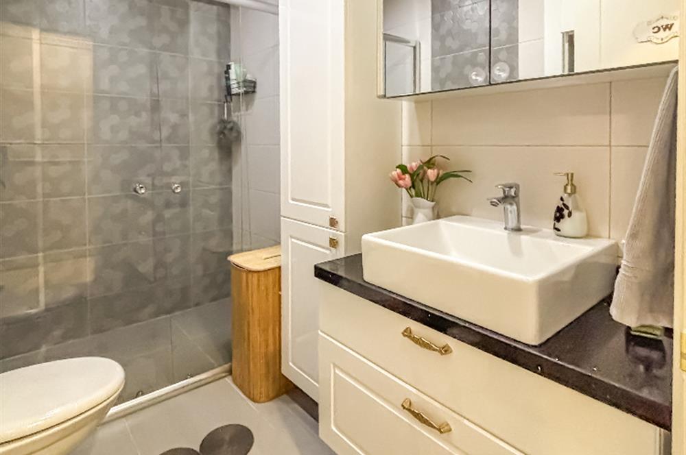 KOZYATAĞI ŞAKACI SOKAKTA, 12. KAT, ADALAR MANZARALI 4+1 DAİRE