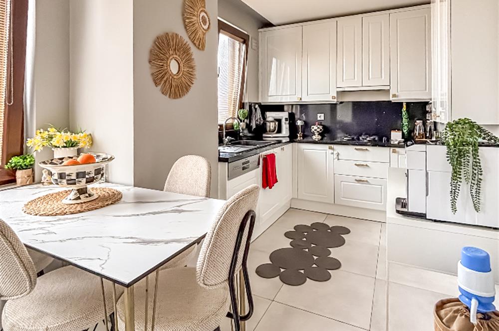 KOZYATAĞI ŞAKACI SOKAKTA, 12. KAT, ADALAR MANZARALI 4+1 DAİRE