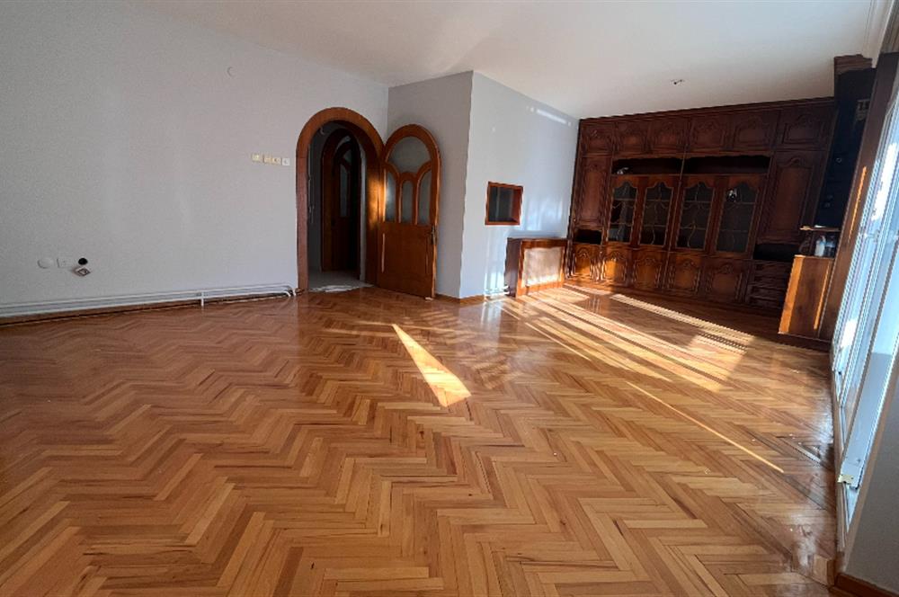 Bostanlı Cemal Gürsel Caddesinde 3+1 Kiralık İş Yeri