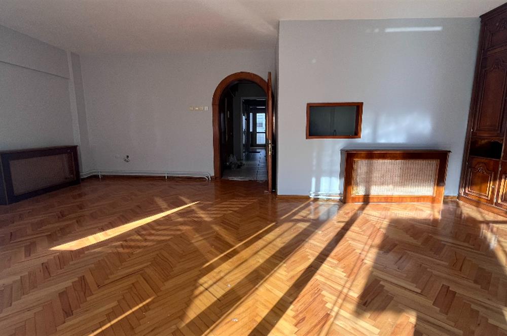 Bostanlı Cemal Gürsel Caddesinde 3+1 Kiralık İş Yeri