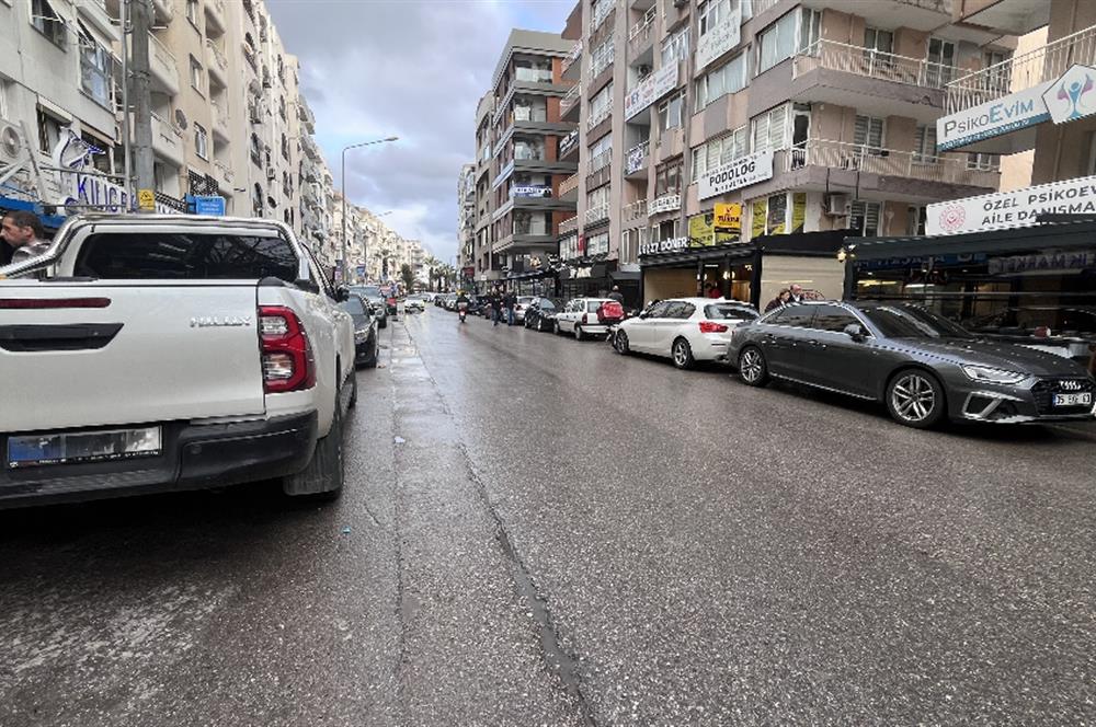 Bostanlı Cemal Gürsel Caddesinde 3+1 Kiralık İş Yeri