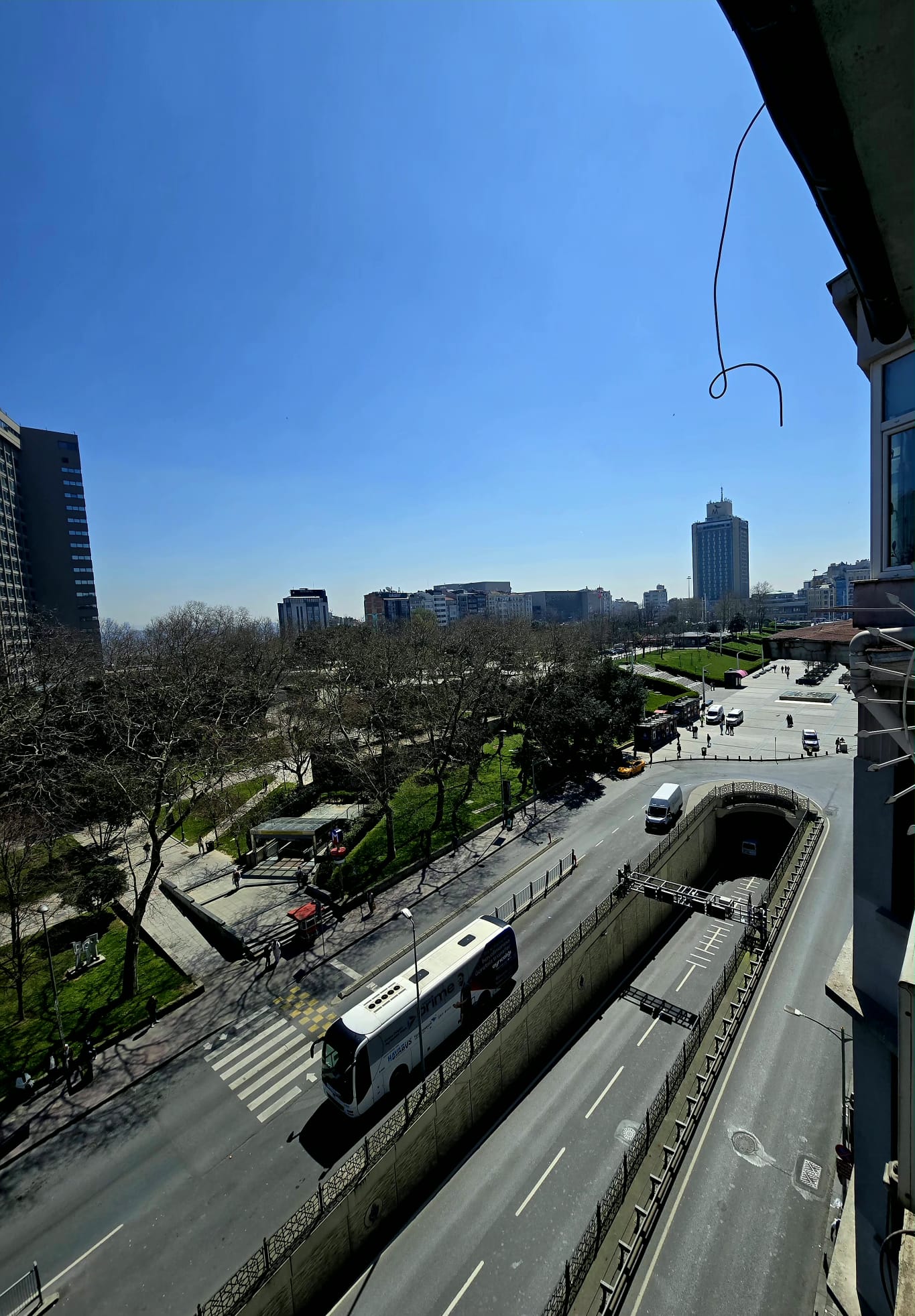 BEYOĞLU CUMHURİYET CADDESİNDE 5+1 KİRALIK İŞ YERİ