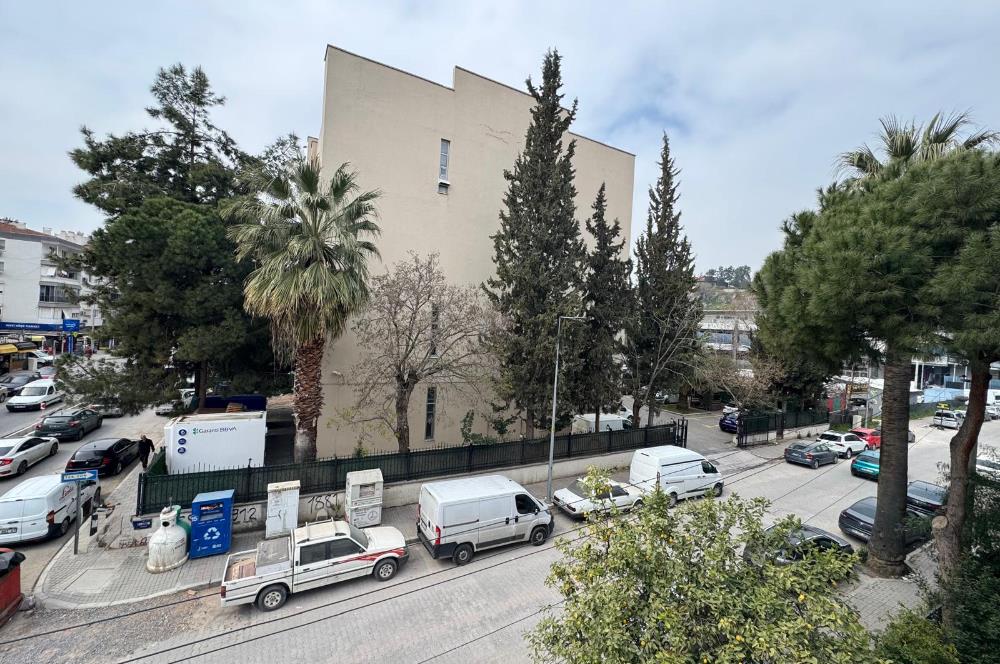 Karşıyaka Bahçelievler'de Cadde Üzeri 3+1 Kiralık  Daire 