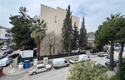 Karşıyaka Bahçelievler'de Cadde Üzeri 3+1 Kiralık  Daire 