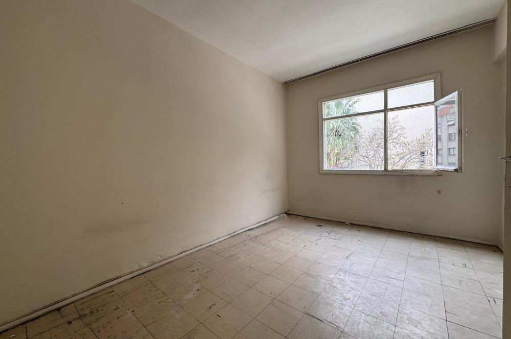 Karşıyaka Bahçelievler'de Cadde Üzeri 3+1 Kiralık  Daire 