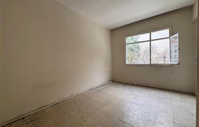 Karşıyaka Bahçelievler'de Cadde Üzeri 3+1 Kiralık  Daire 