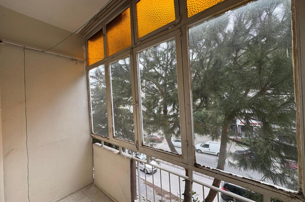 Karşıyaka Bahçelievler'de Cadde Üzeri 3+1 Kiralık  Daire 