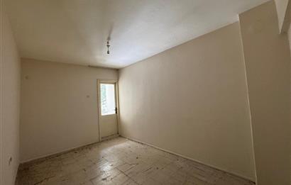 Karşıyaka Bahçelievler'de Cadde Üzeri 3+1 Kiralık  Daire 