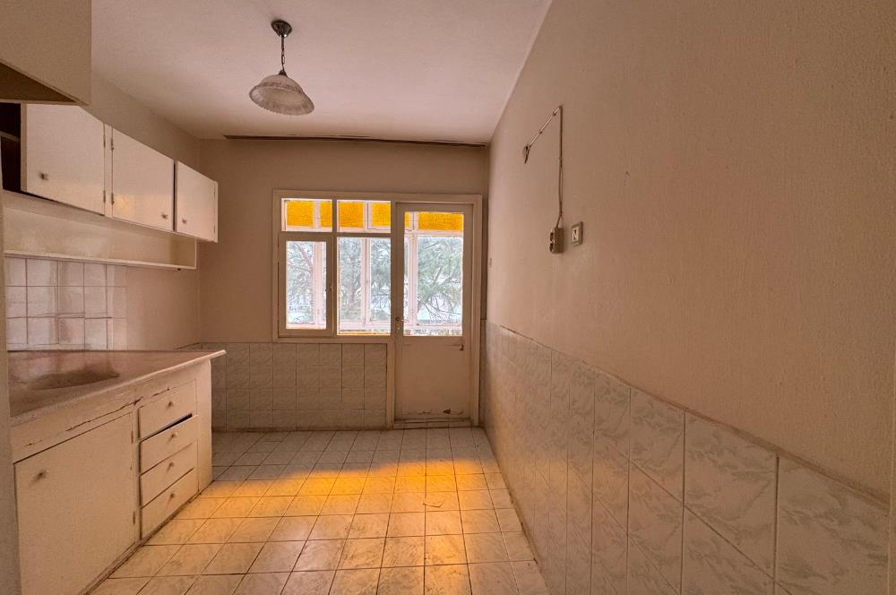 Karşıyaka Bahçelievler'de Cadde Üzeri 3+1 Kiralık  Daire 