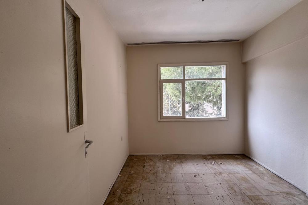 Karşıyaka Bahçelievler'de Cadde Üzeri 3+1 Kiralık  Daire 